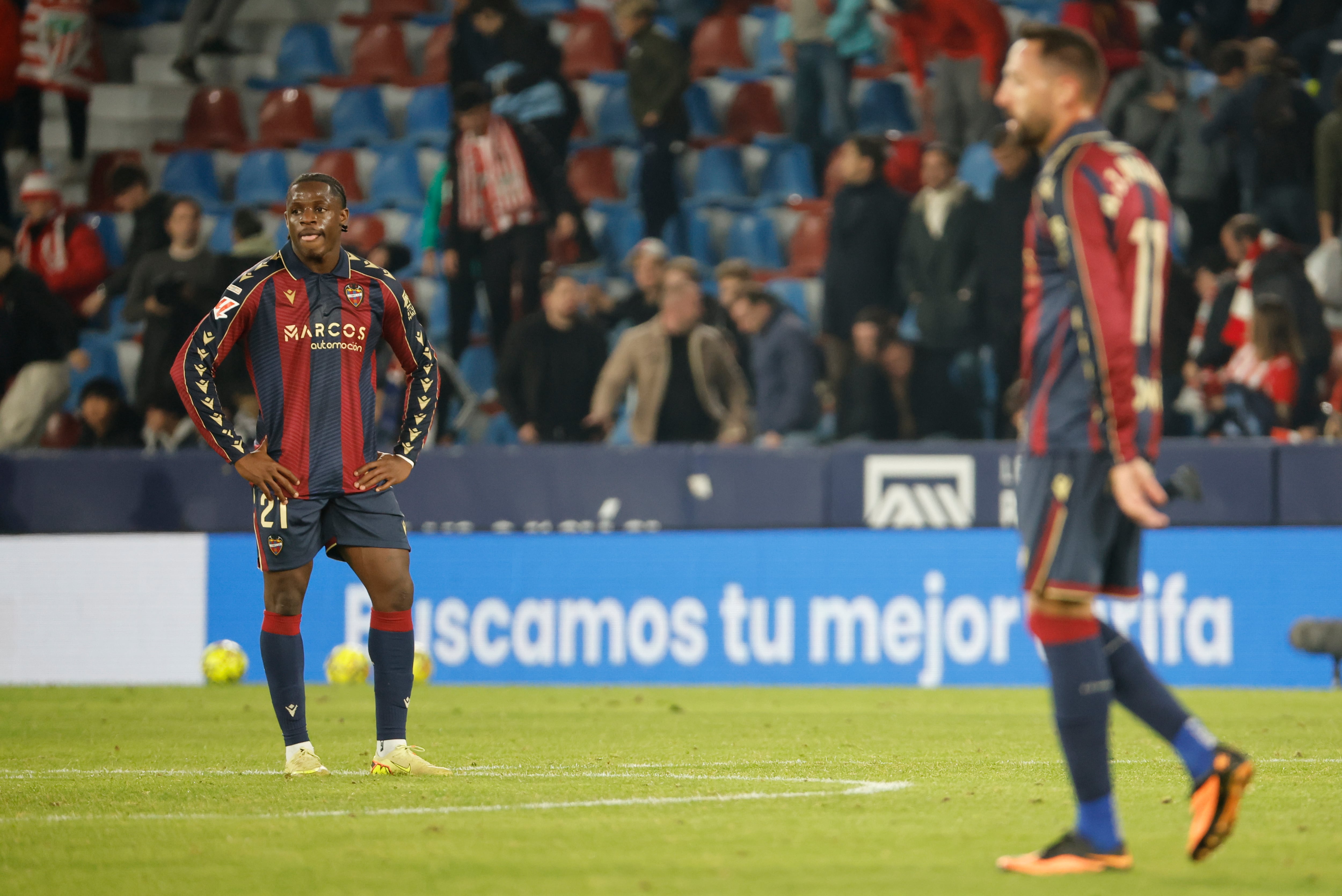 El delantero del Levante Etta Eyong (i) lamenta la derrota al término del partido de LaLiga que Levante UD y Athletic Club disputan este sábado en el estadio Ciutat de Valencia. EFE/Ana Escobar