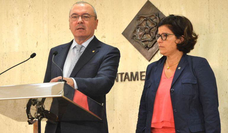 L'alcalde Carles Pellicer i la regidora Montserrat Vilella durant la roda de premsa