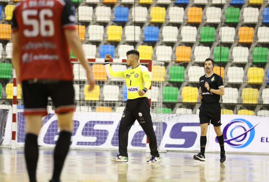 Adri Torres celebra con el banquillo una de sus paradas