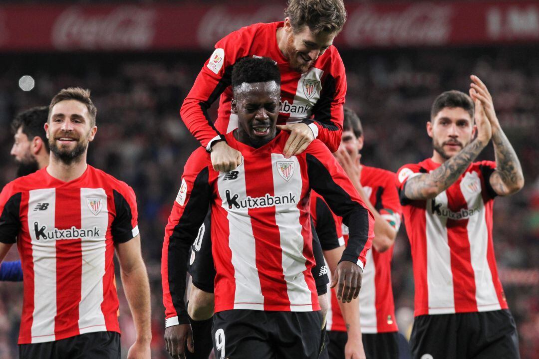 Los jugadores del Athletic Club de Bilbao celebran la victoria por 1-0 ante el FC Barcelona tras el partido de cuartos de final de la Copa del Rey de fútbol que Athletic de Bilbao y FC Barcelona jugaron este jueves en San Mamés 