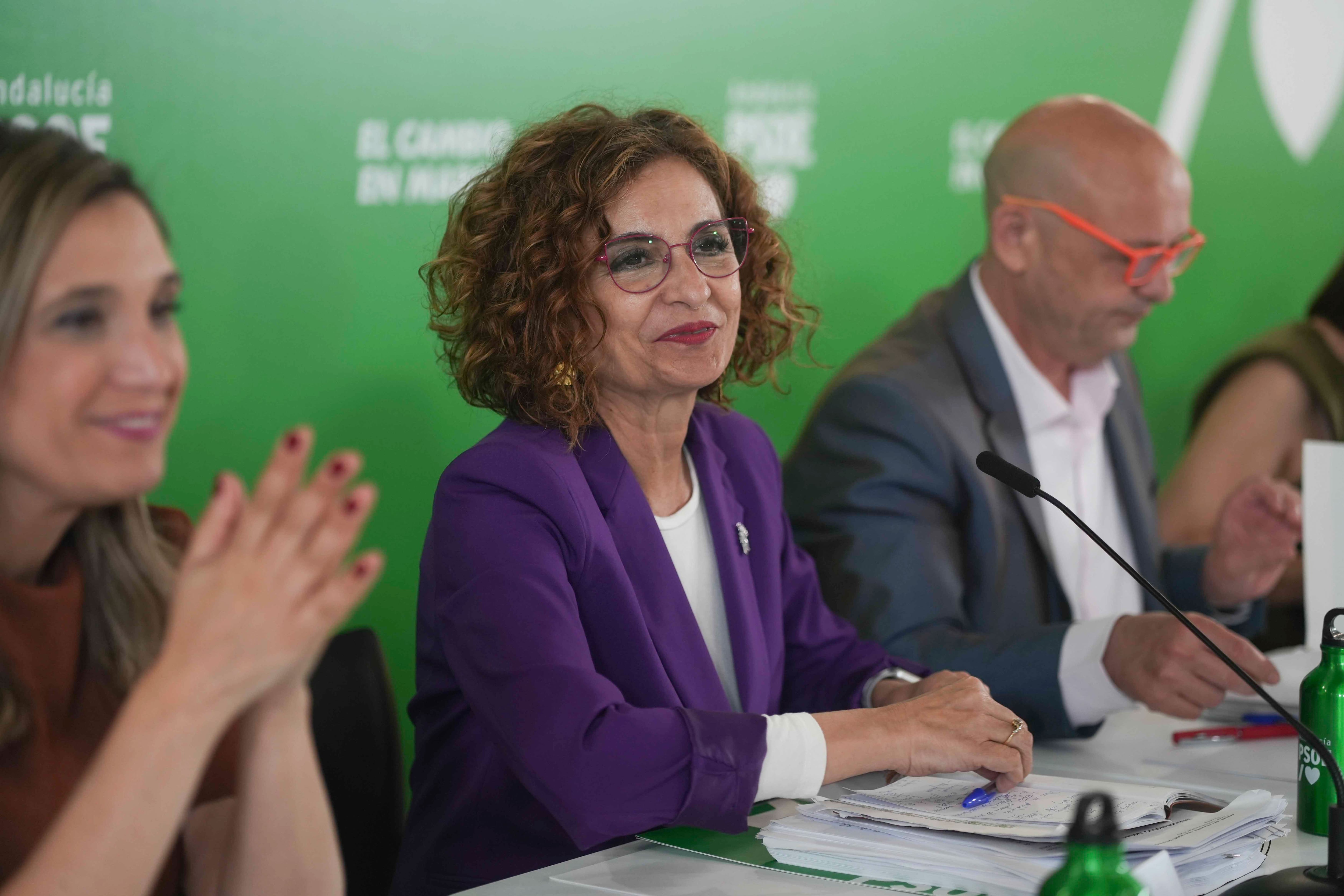 CÓRDOBA, 12/05/2025.- La secretaria general del PSOE-A, vicepresidenta primera y ministra de Hacienda, María Jesús Montero (c), asiste a la Comisión Ejecutiva Regional del PSOE-A, este lunes en Córdoba. EFE/ Rafa Alcaide