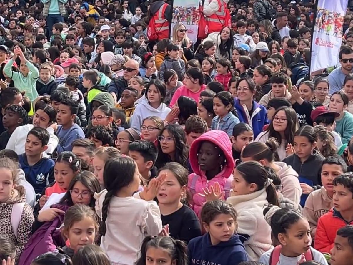 Unos 4.000 escolares de Huesca inundan la ciudad en la mini marcha Aspace