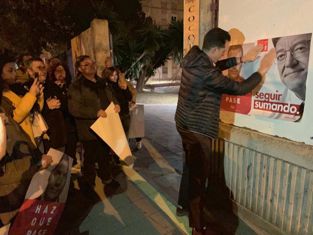 El Alcalde de Elda, Rubén Alfaro protagoniza la pegada de carteles de su partido