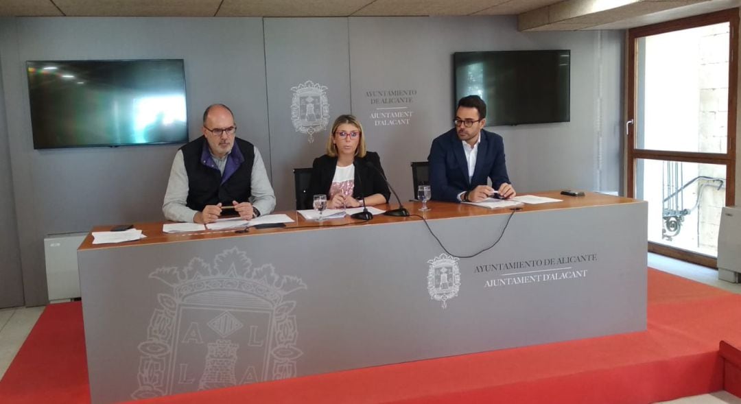 Imagen de archivo del edil de Urbanismo (D), Adrián Santos, en una rueda de prensa con Manuel Villar (I) y la vicealcaldesa Sánchez.