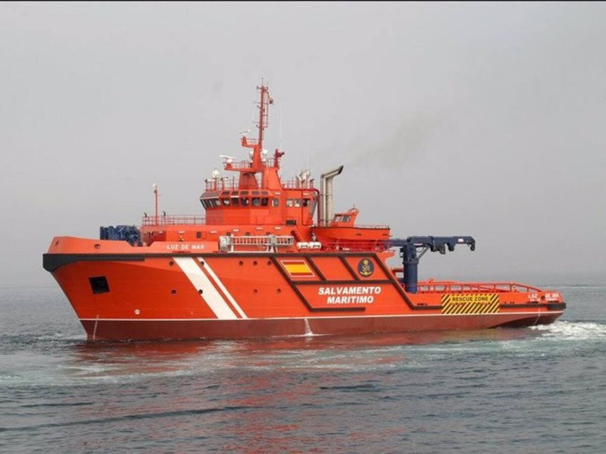 Rescatados dos tripulantes de una embarcación volcada a dos millas de Algeciras