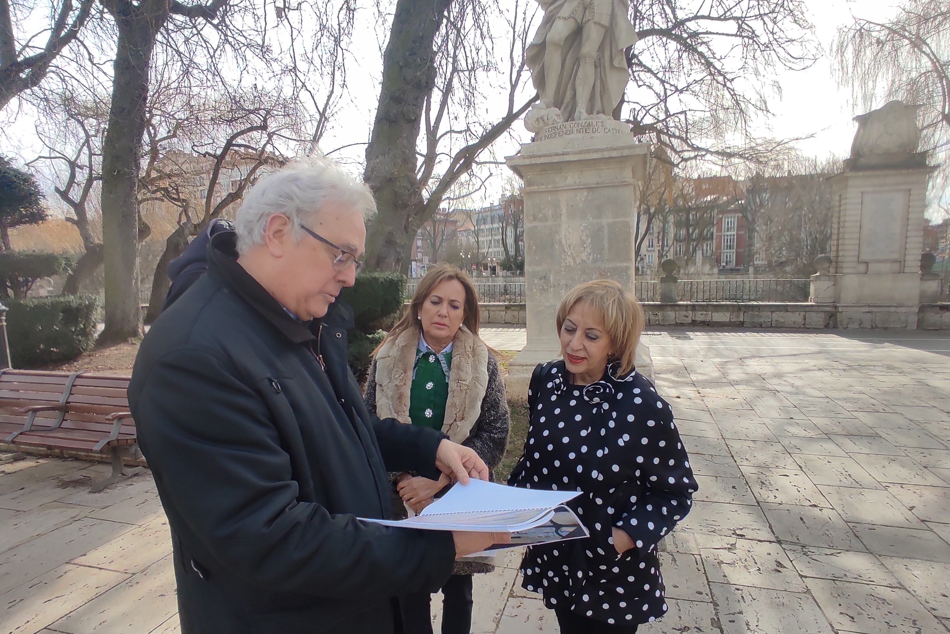 Miguel Ángel Gutiérrez, de la empresa Heritage, muestra a Charo Pérez Pardo, concejala de Cultura; y a Lola Ovejero, presidenta de la Junta Municipal del Distrito Centro-Norte; el dossier de las labores realizadas. / Foto: Radio Castilla Cadena SER