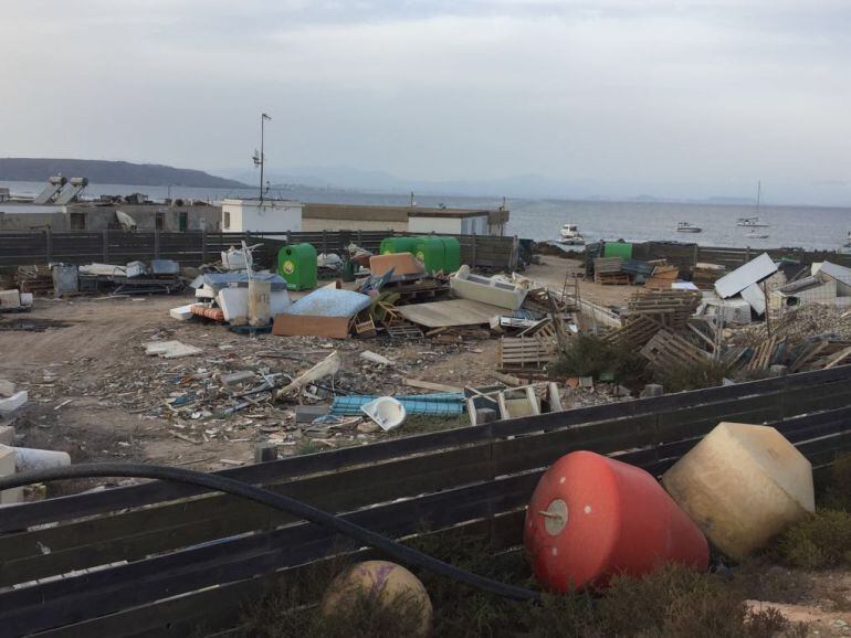 Enseres y basura acumulada en un solar de la isla.