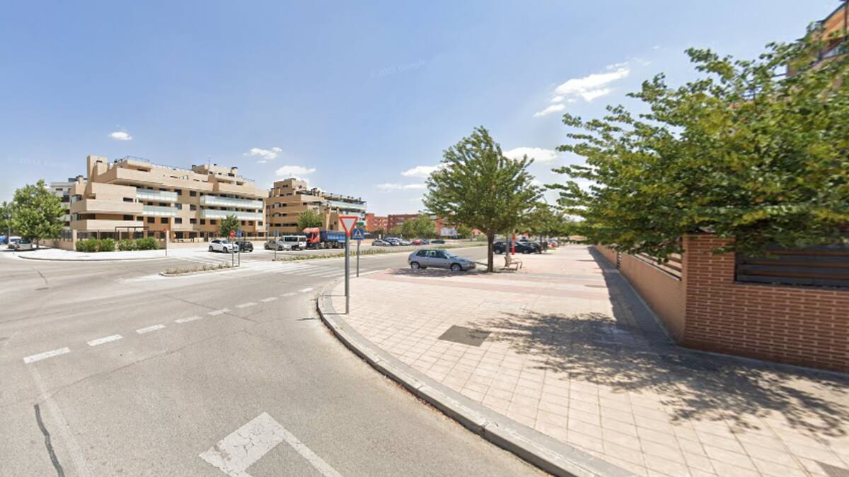 María Jesús Pérez Campos, edil de Barrios de Pinto, repasa las obras de rehabilitación de varias calles