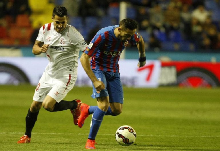 Morales frente al Sevilla