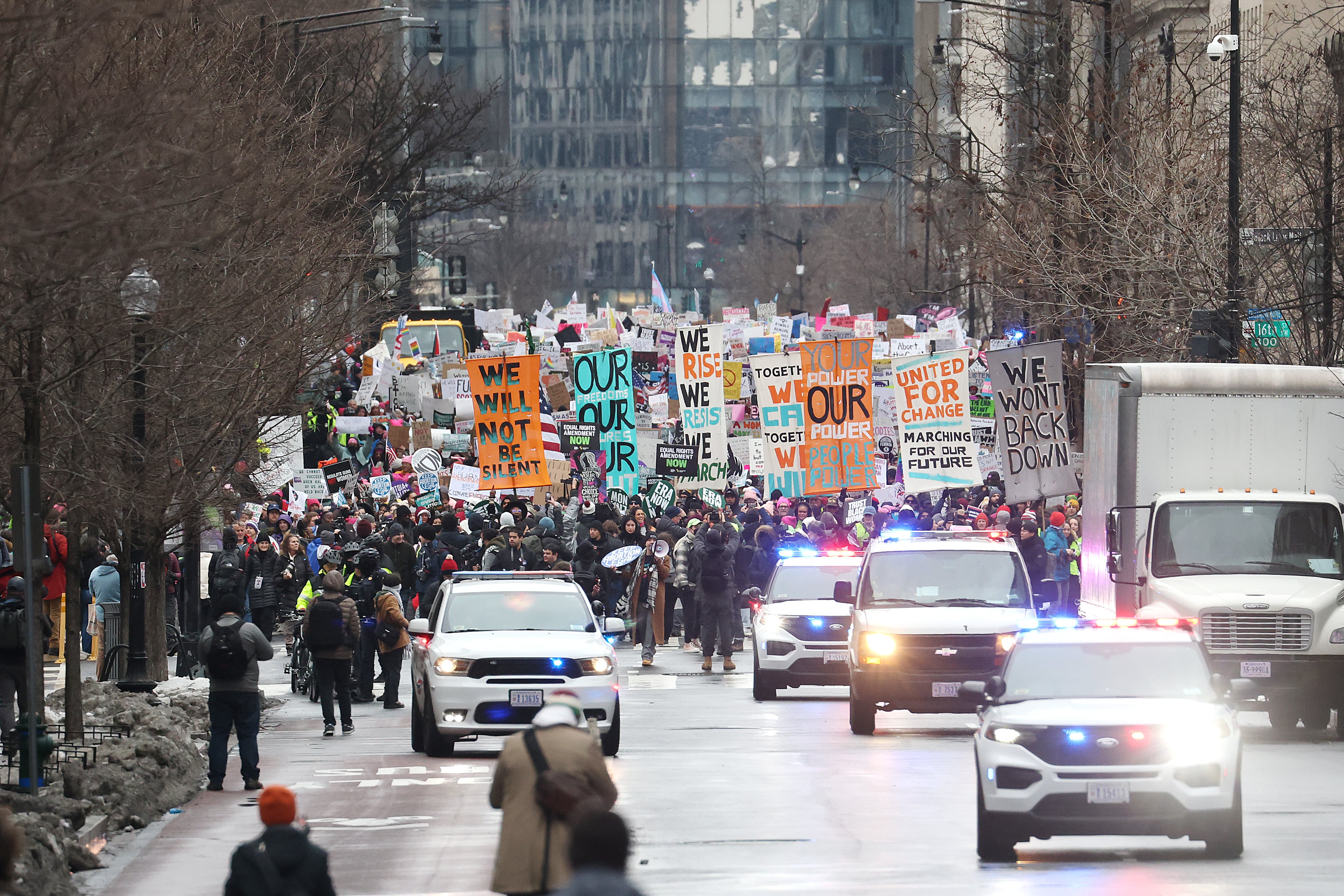 Miles de personas protestan en Washington D.C. días antes de la toma de posesión de Donald Trump.