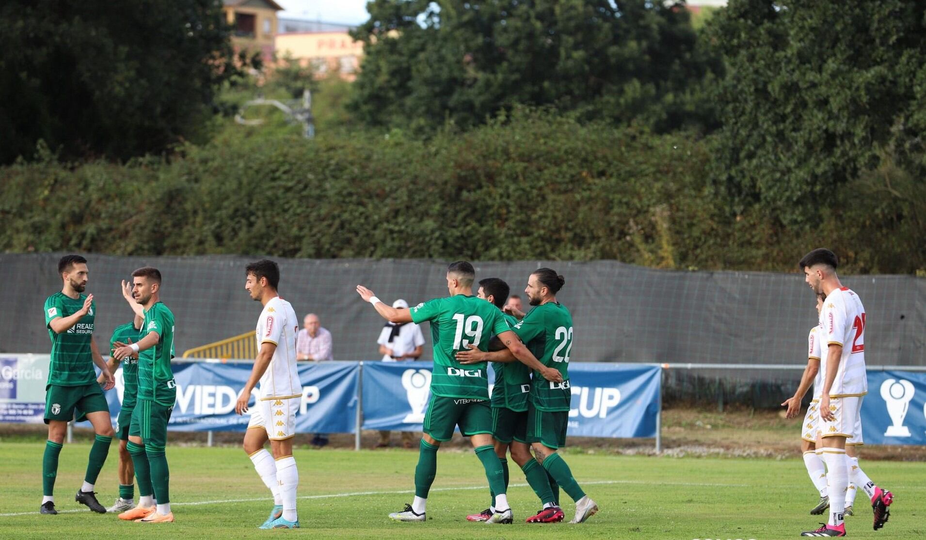 Celebración de los jugadores del Burgos tras anotar Ander Martín el único gol del partido. / Foto: Burgos CF