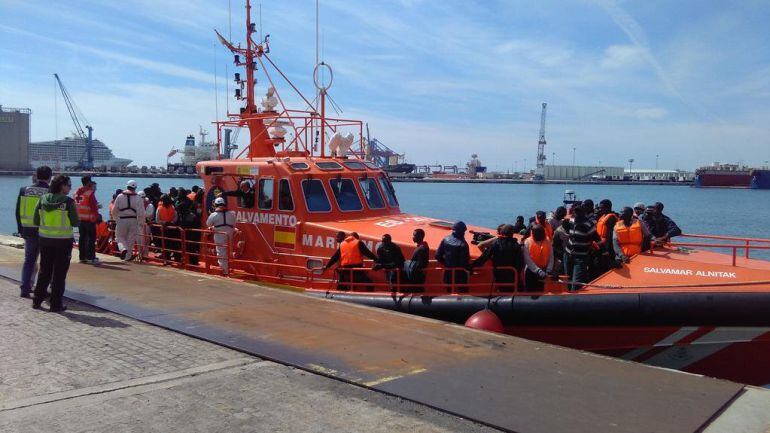 Llegada al puerto de Málaga de los inmigrantes localizados este viernes