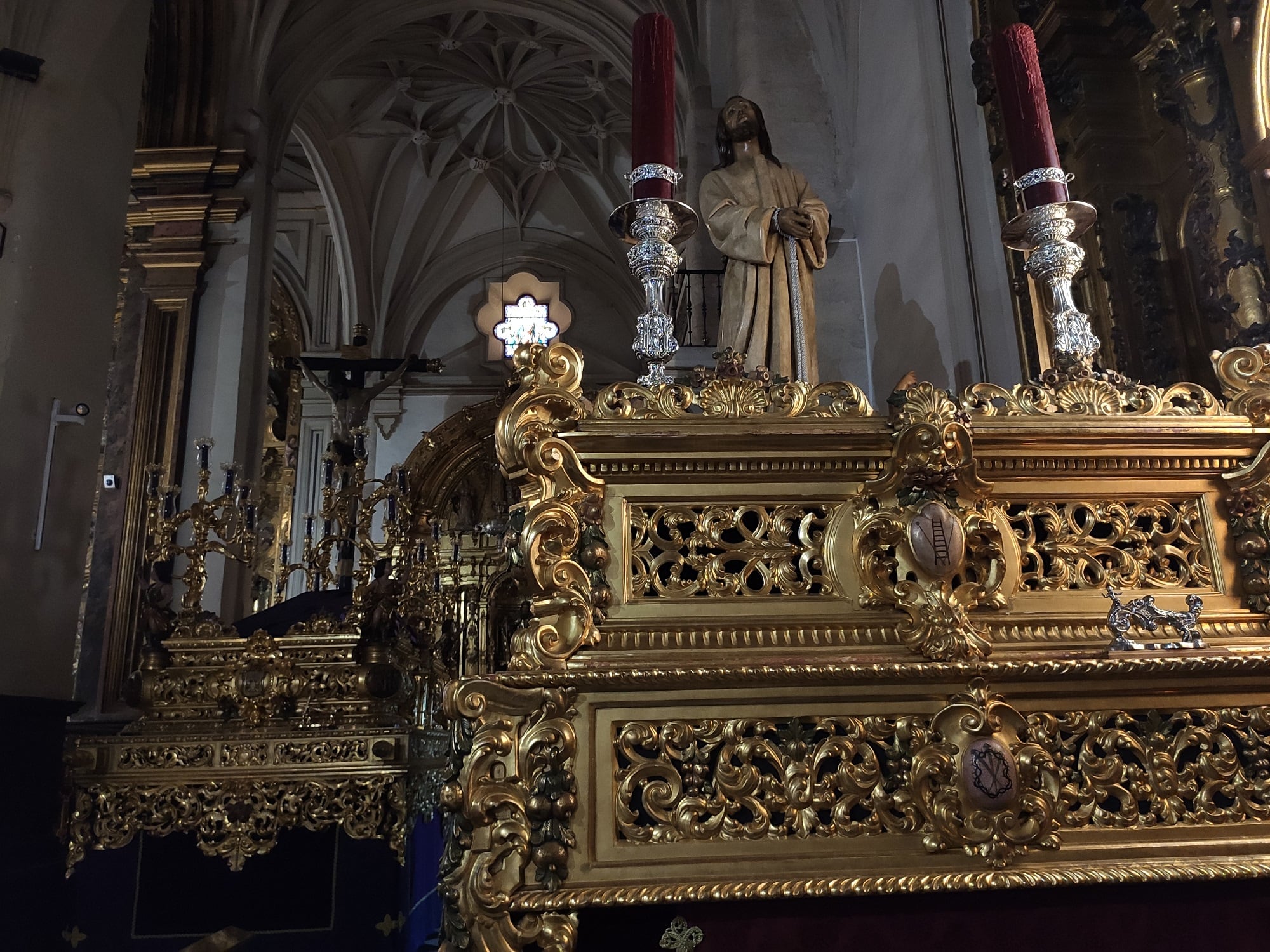 Los pasos de la Congregación de la Vera Cruz de Jaén montados para su estación de penitencia desde la Iglesia de San Ildefonso