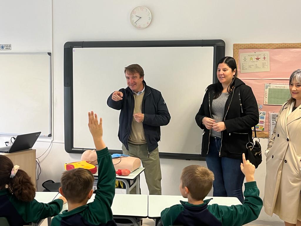 Los talleres, destinados a los alumnos de Educación Primaria de los centros escolares de la localidad y han ofrecido nociones básicas de cómo actuar en situaciones de urgencia sanitaria, llamar a los servicios de Emergencias y usar el desfibrilador externo semiautomático