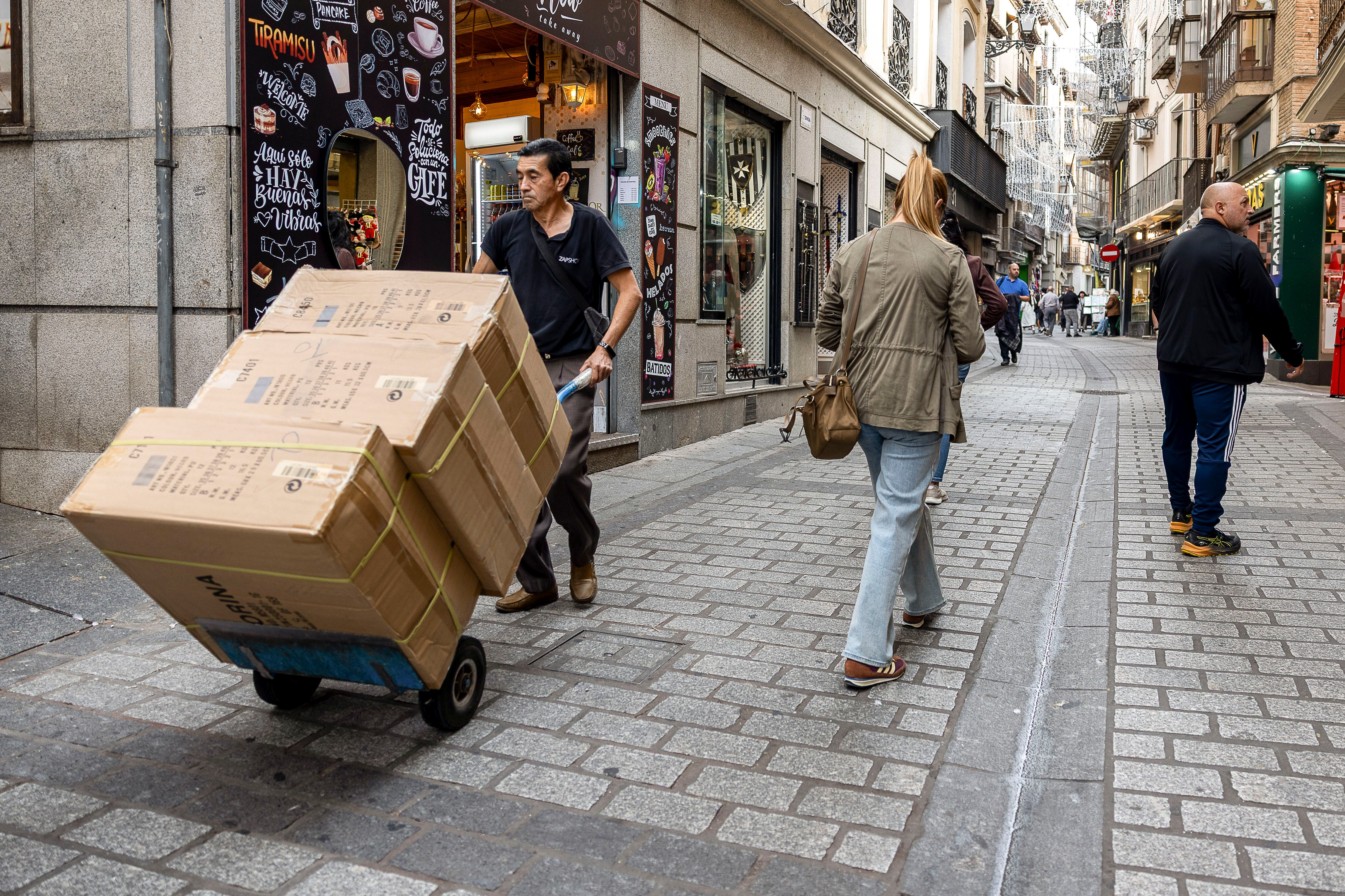 Un trabajador en una calle peatonal