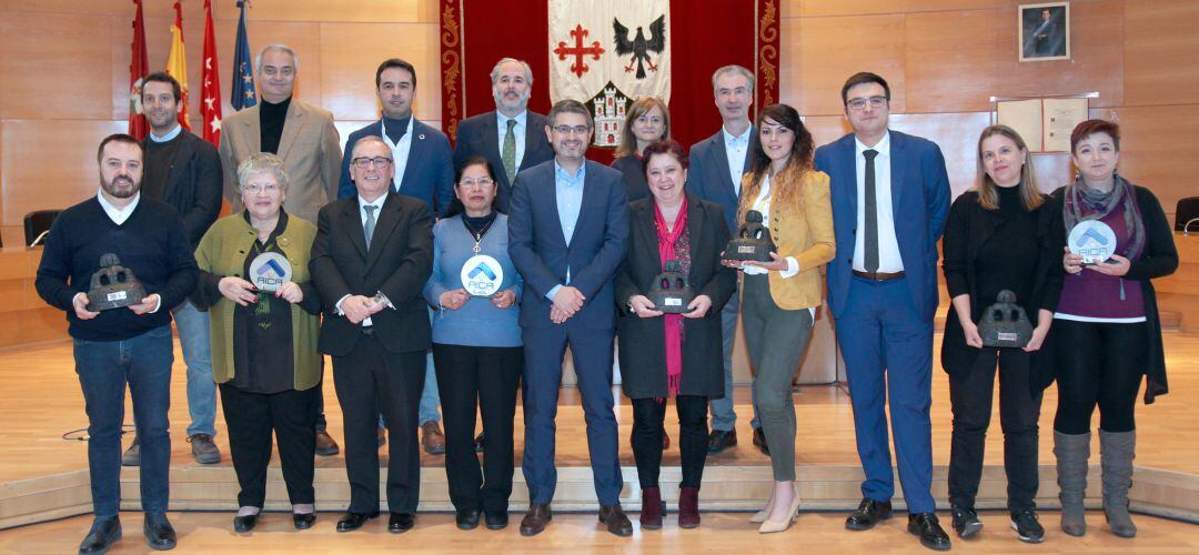 Los premiados recogieron su premio en el salón de plenos del Ayuntamiento