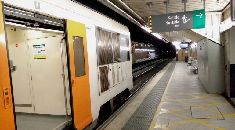 Els trens ja arriben a l'estació de Passeig de Gràcia, que va recuperant la normalitat 