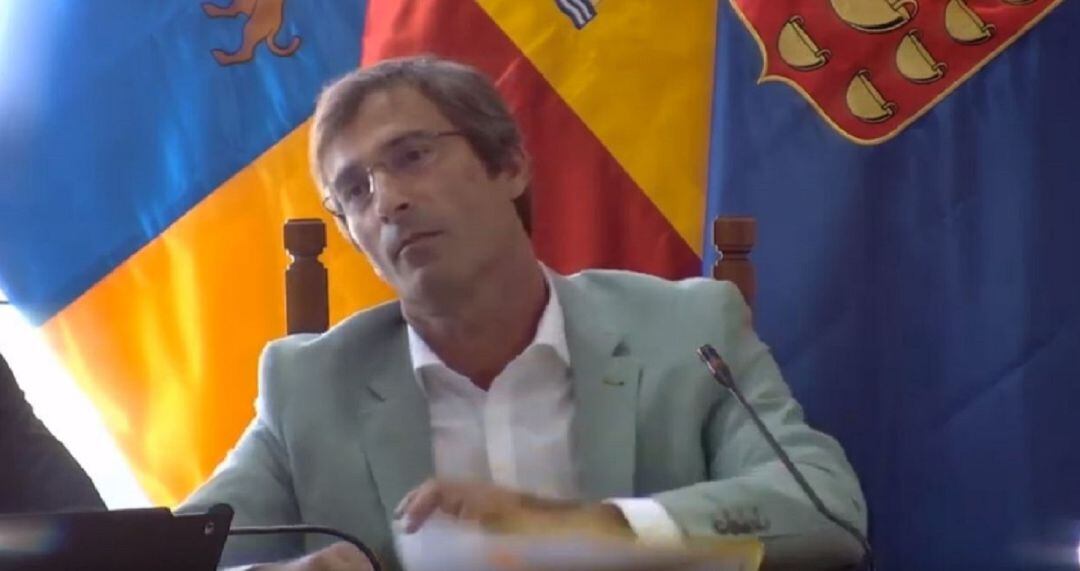 Pedro San Ginés recogiendo tras ser expulsado del pleno.