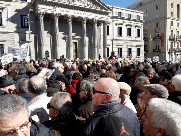 Miles de jubilados secundan una concentración en defensa del sistema público de pensiones