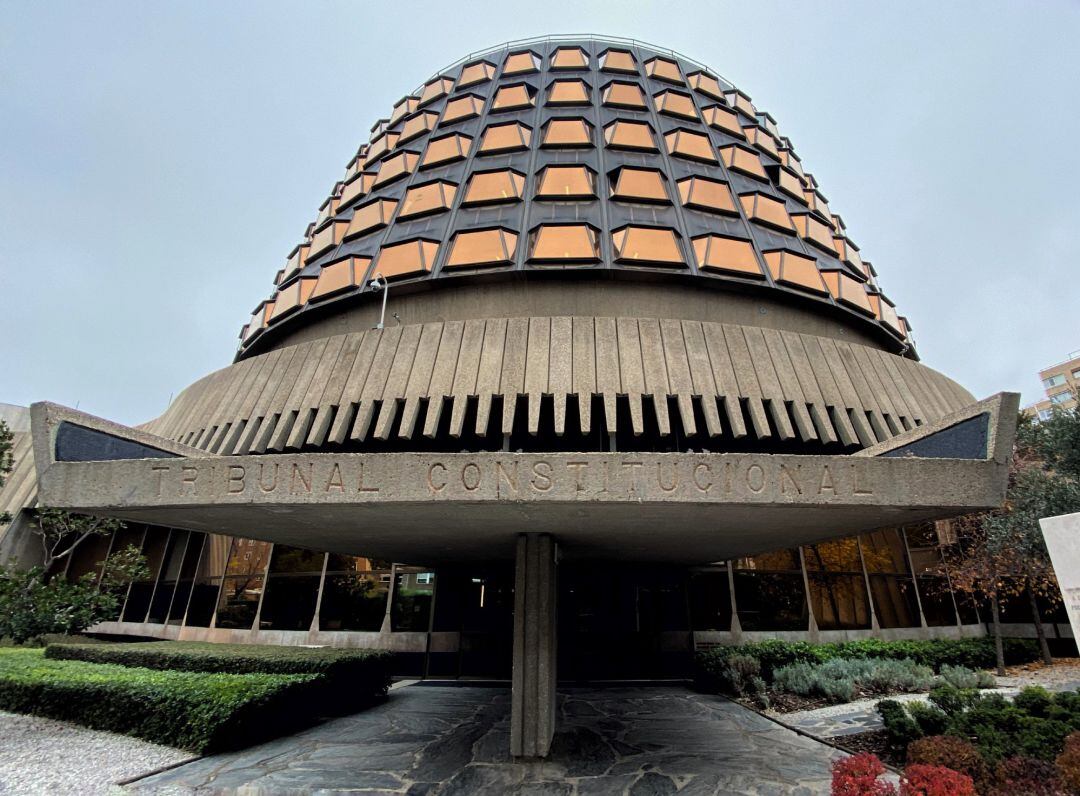 Fachada y entrada al edificio del Tribunal Constitucional.