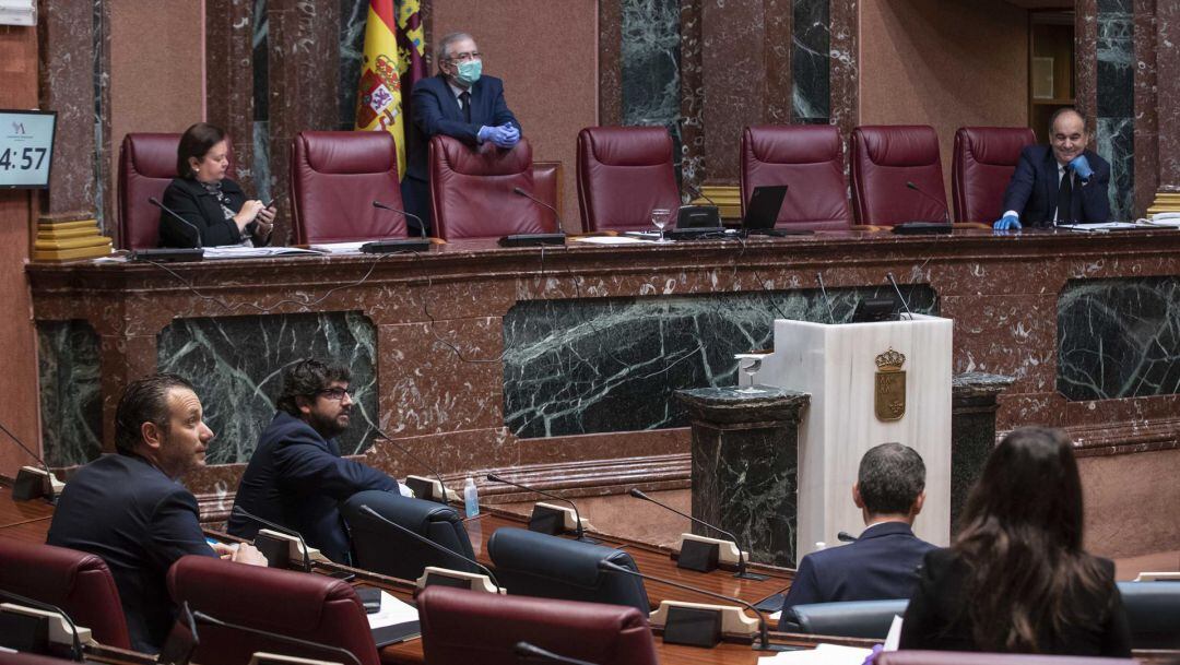 El pleno se ha caracterizado por la presencia de muy pocos diputados regionales para garantizar las medidas de seguridad por la crisis sanitaria