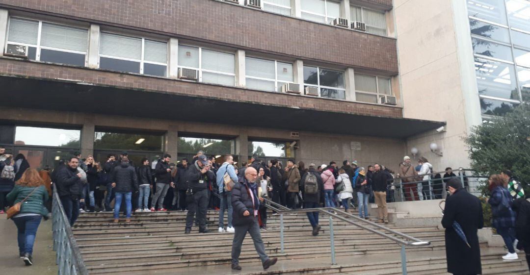 Aspirantes a punto de entrar en el examen para optar a una plaza en Correos en Catalunya.