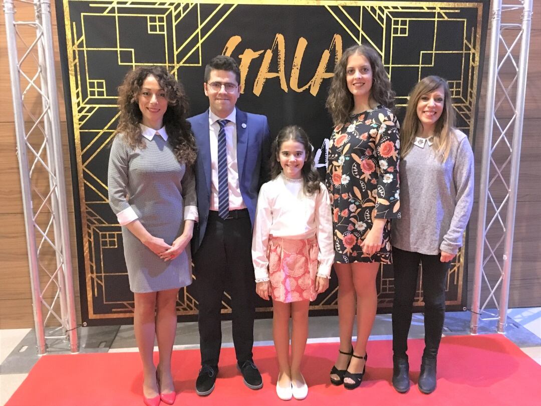 Isabel Villena, Cuco Vidal, Ana Ruano y Lucía Plaza y Laura Rizo, posando en el photocall antes de la gala.