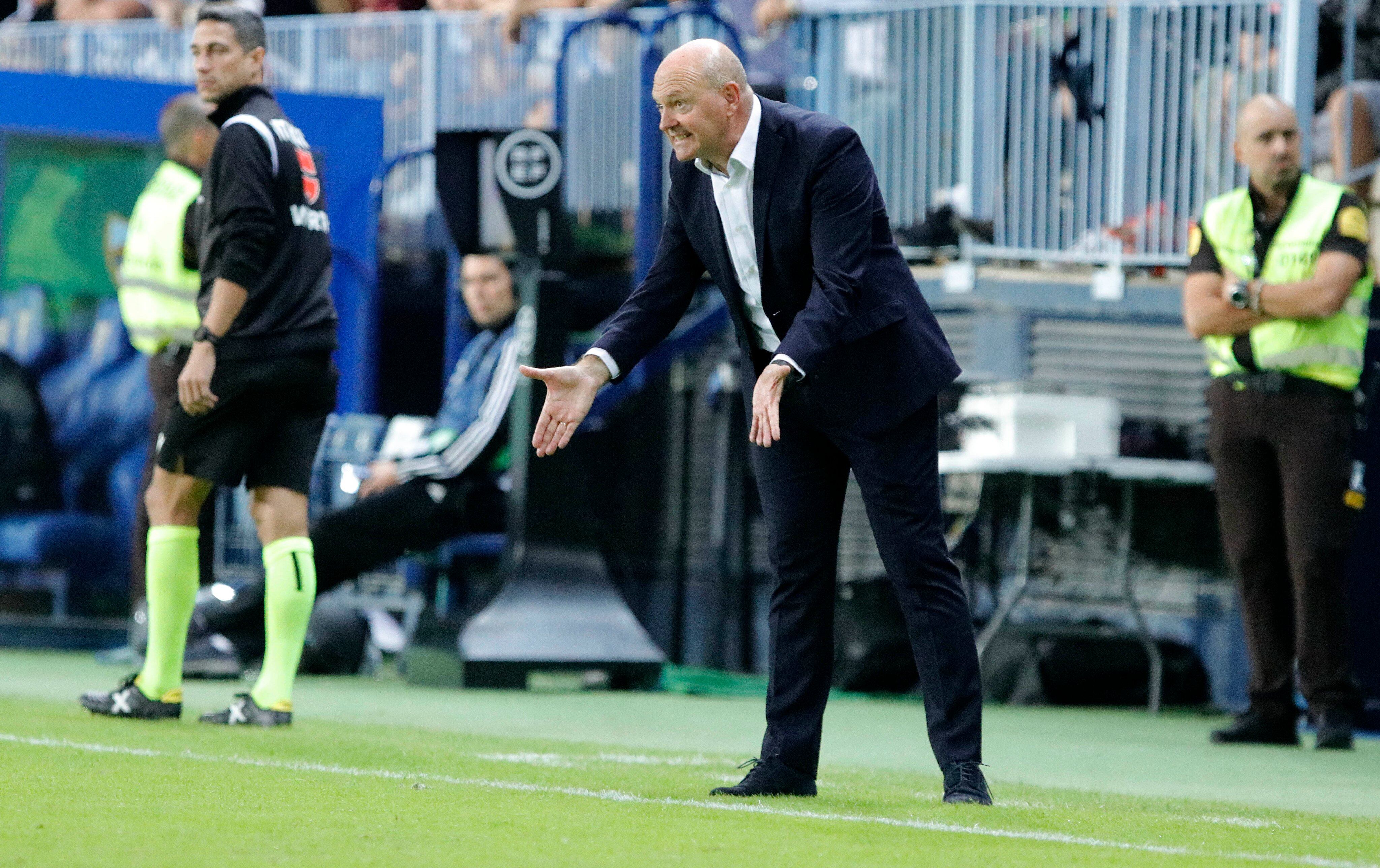 Pepe Mel gesticula en la banda de La Rosaleda