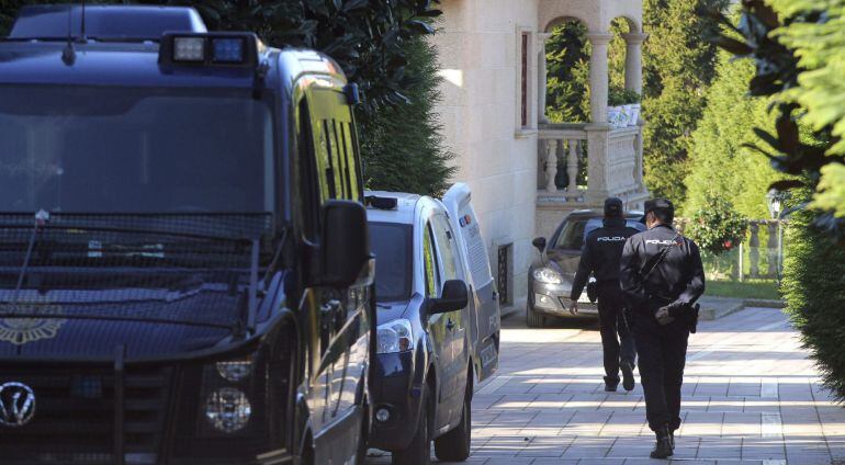 Efectivos policiales en un registro efectuado en una vivienda de la zona de O ribeiro