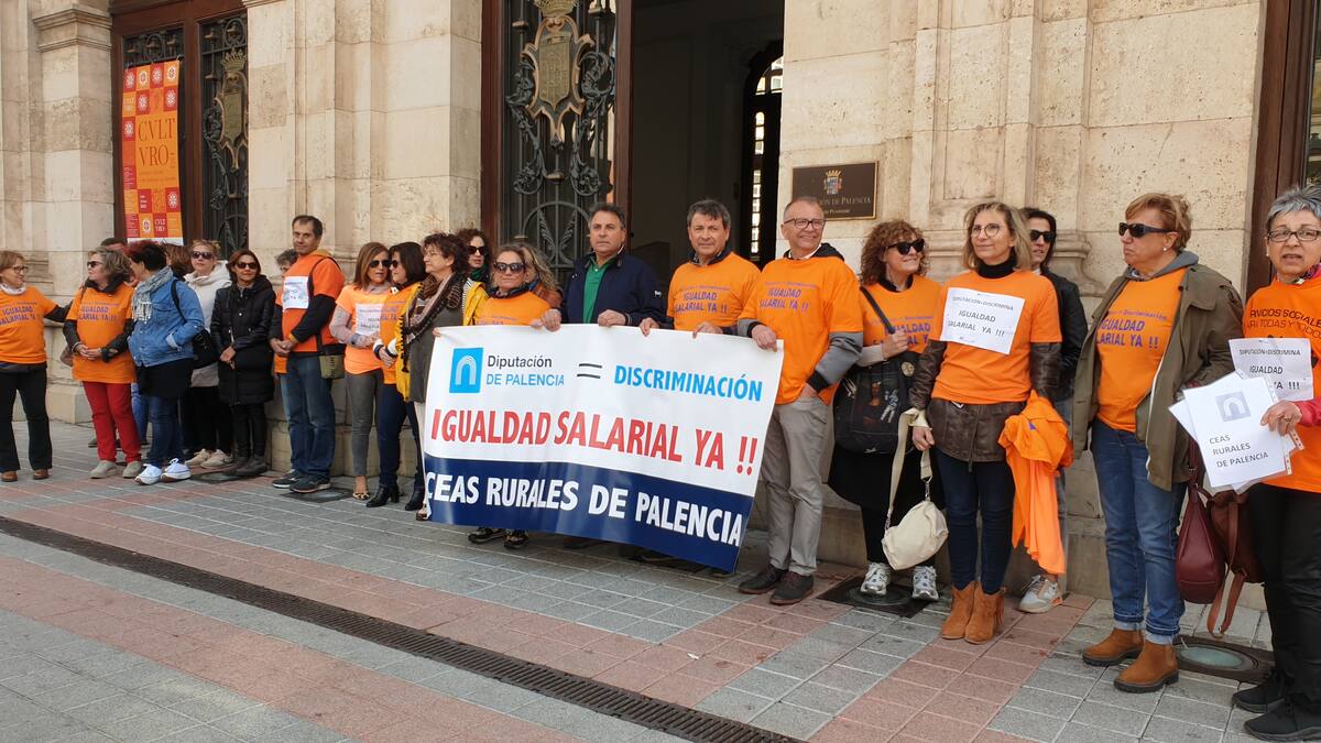 Los trabajadores de los CEAS de Palencia se movilizan para exigir a Diputación que asuma sus servicios y la equiparación salarial