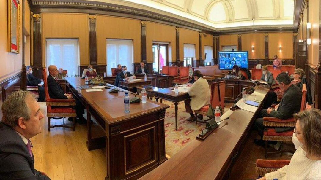 Ediles del PSOE y UPL han acudido al pleno de forma presencial 