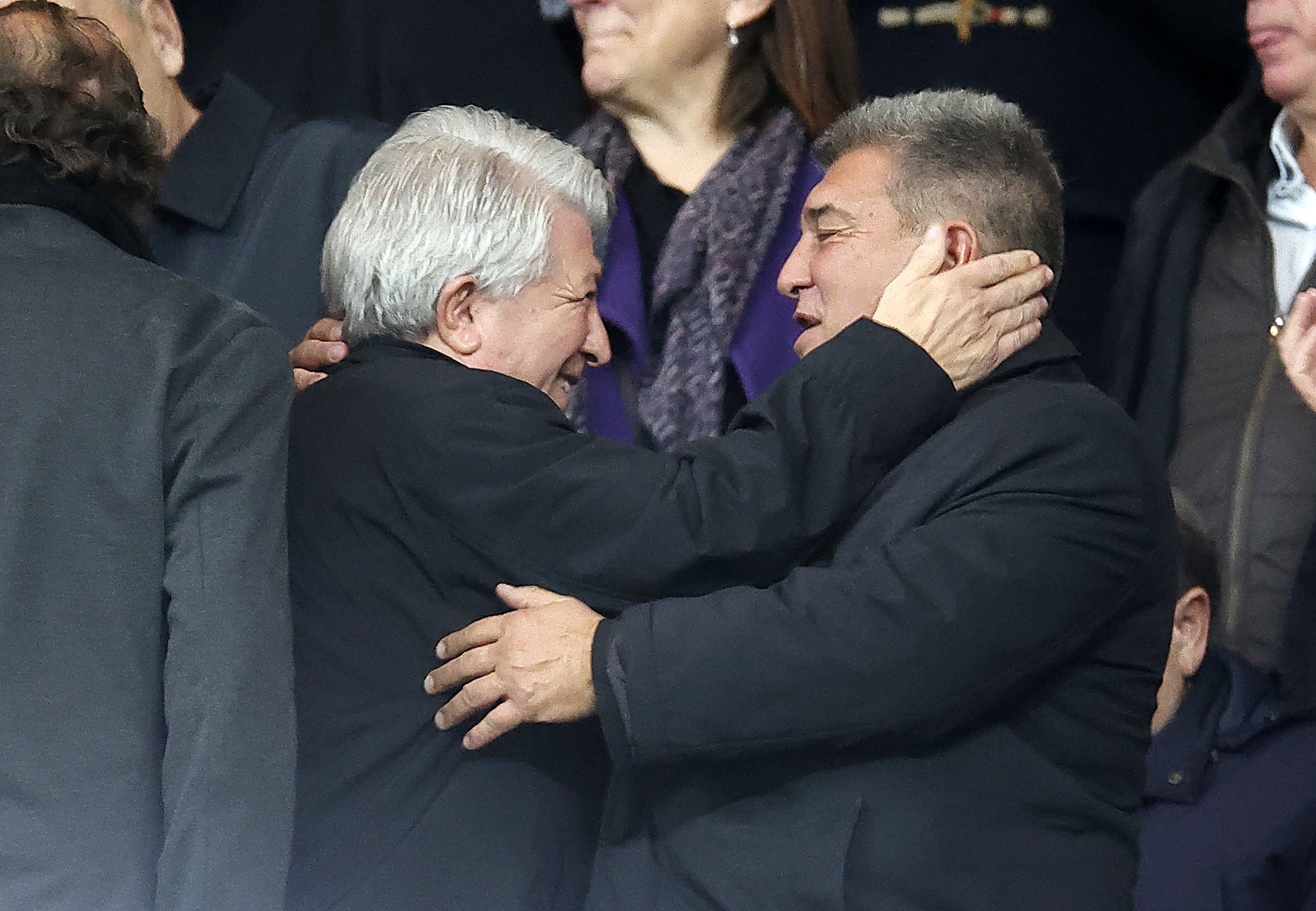 Saludo entre Enrique Cerezo, presidente del Atlético, y Joan Laporta, del Barça