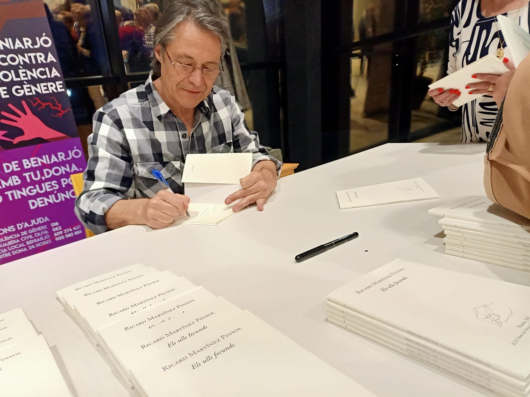 Ricard Martínez firmando algunos ejemplares de su poemario Els ulls fecunds durante el acto de entrega del premio.