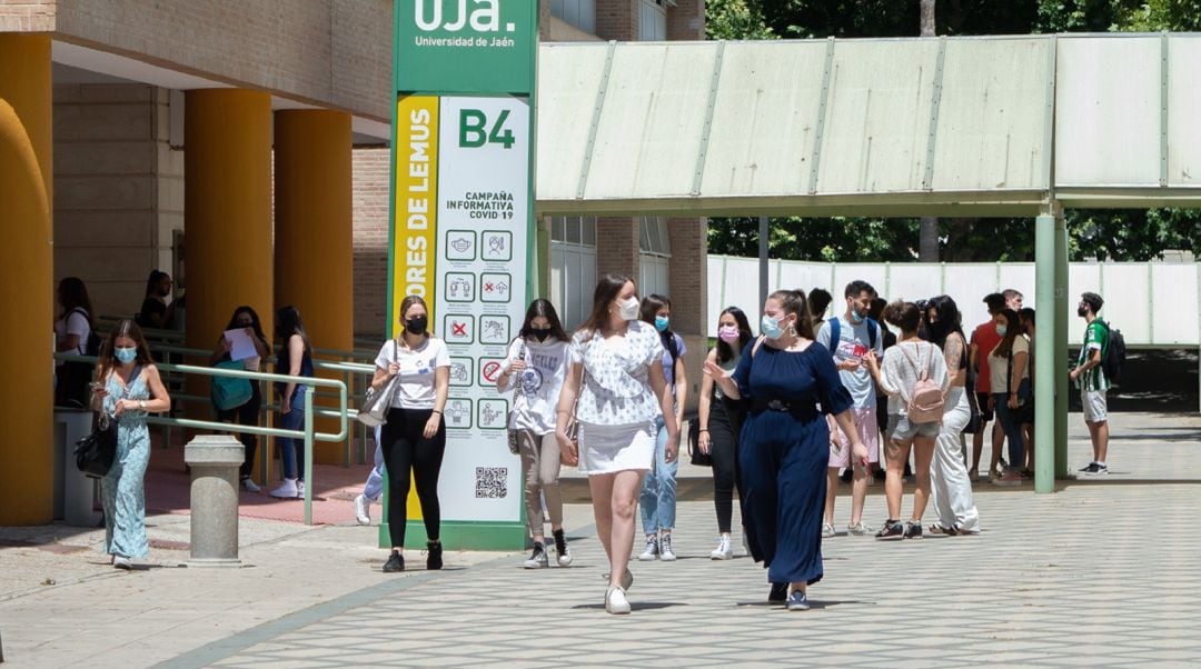 Estudiantes en las instalaciones de la Universidad de Jaén.