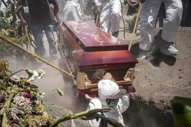 En algunas zonas del área metropolitana de Ciudad de México se celebraron funerales a pesar de su prohibición para evitar contagios. Resulta difícil distinguir si la pobreza, el desempleo o el hambre ya flagelaban previamente a la gente o son consecuencia de esta enfermedad