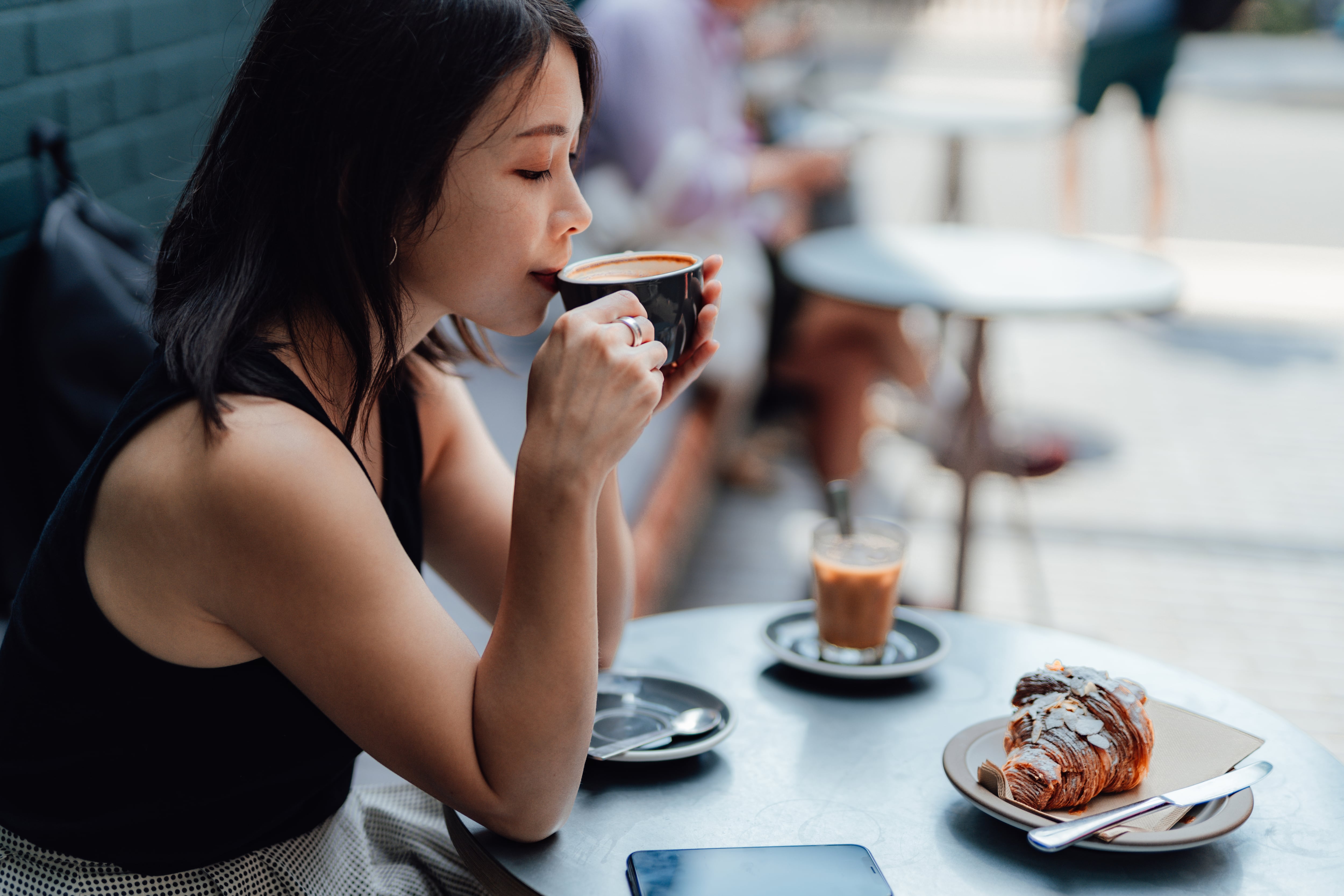 Mujer tomando café