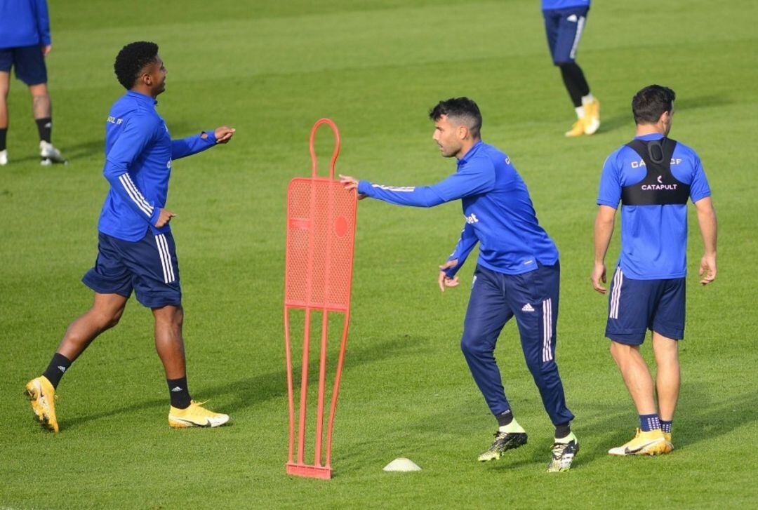 Augusto Fernández durante un entrenamiento junto con sus compañeros Choco Lozano (izquierda) e Iza Carcelén (derecha).
