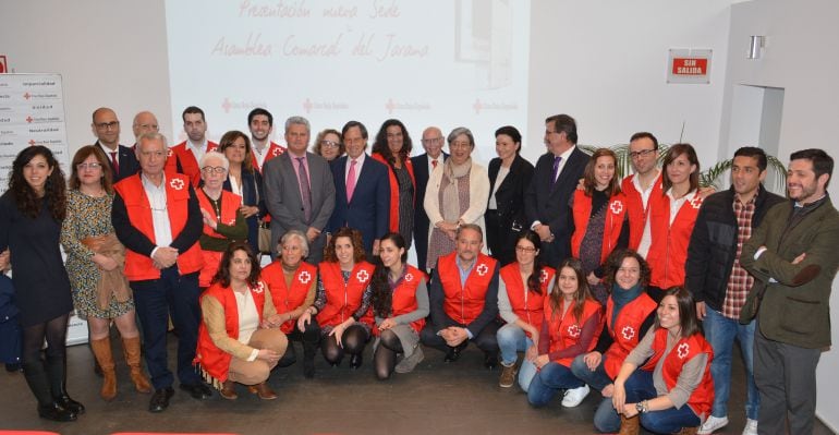 Voluntarios de Cruz Roja junto con los representantes políticos en la inauguración de la nueva sede en San Sebastián de los Reyes