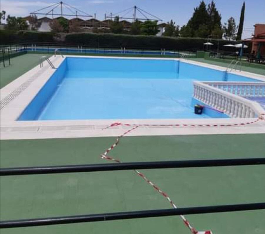 Aspecto que presenta el vaso de la piscina de Nava del Rey desde hace unos días