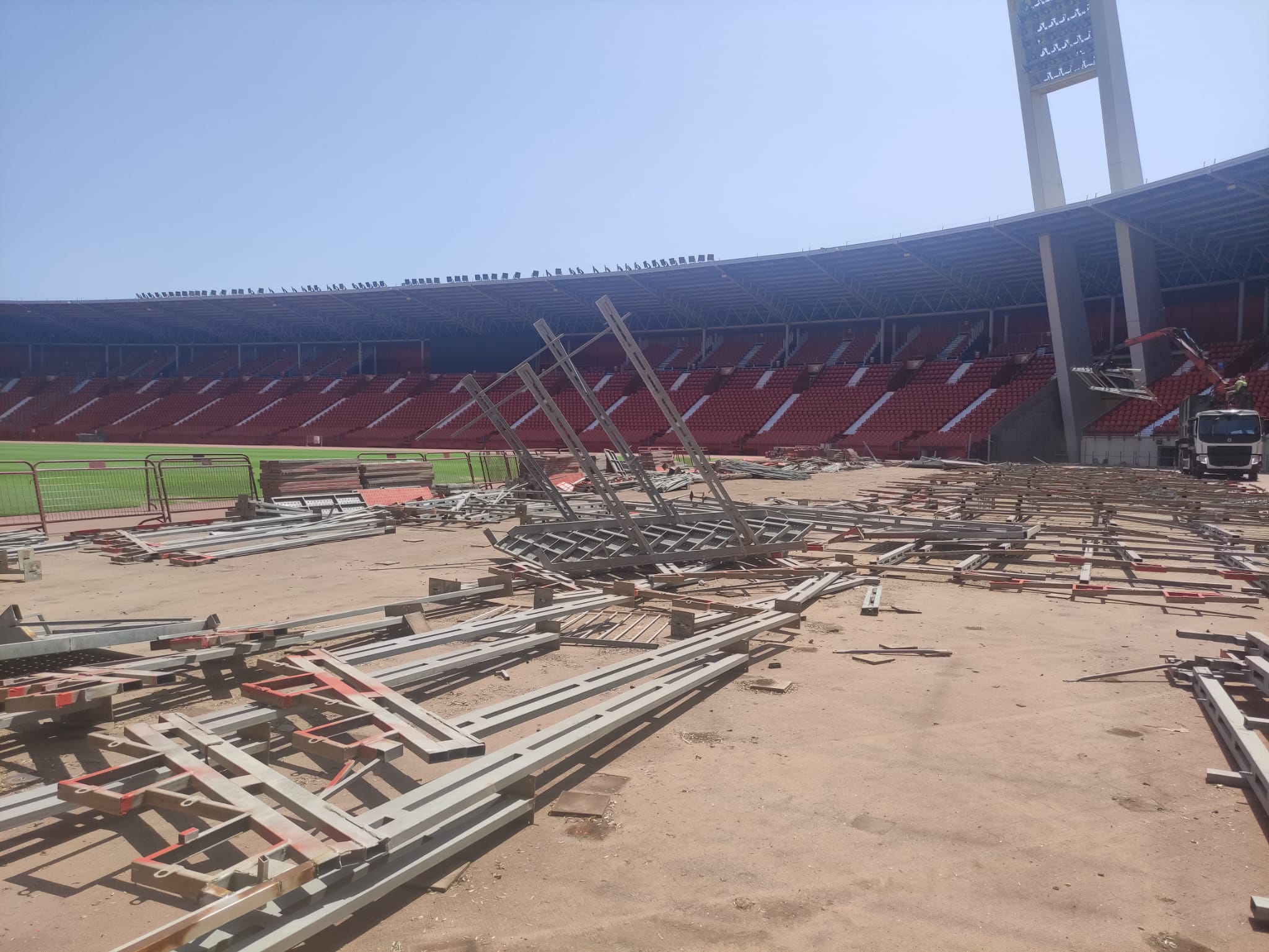 La grada supletoria de fondo sur ya ha sido retirada.