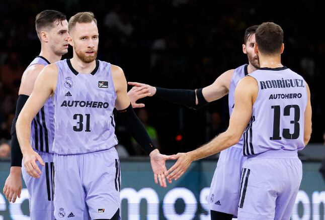 Jugadores del Real Madrid de Baloncesto celebran un punto. Fuente: Twitter del Real Madrid de Baloncesto.