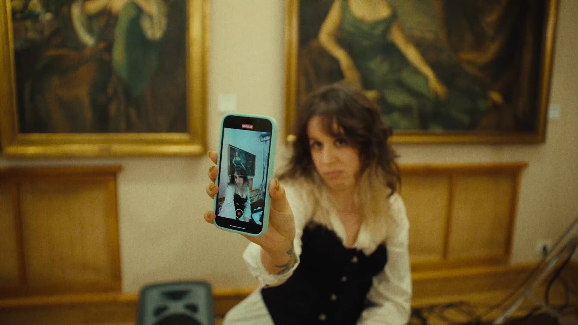 Nuria Grandío (Konachadas) en el vídeo 'Noite no Museo' de De Ninghures