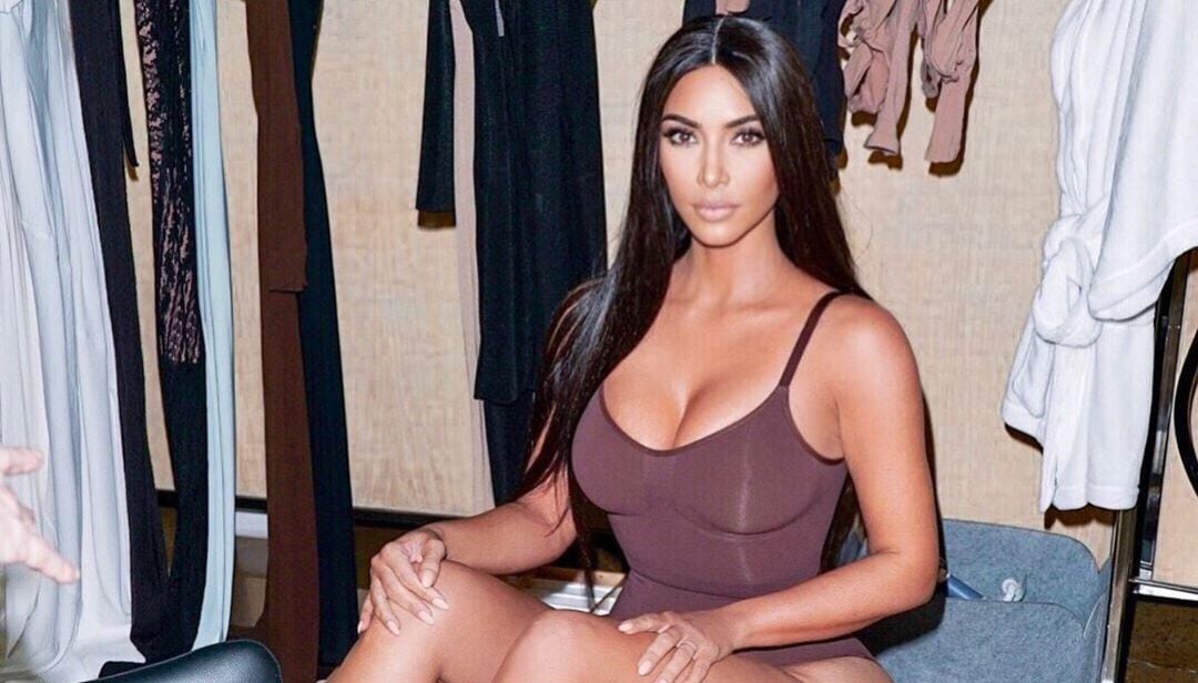 Kim Kardashian posa con uno de sus diseños.