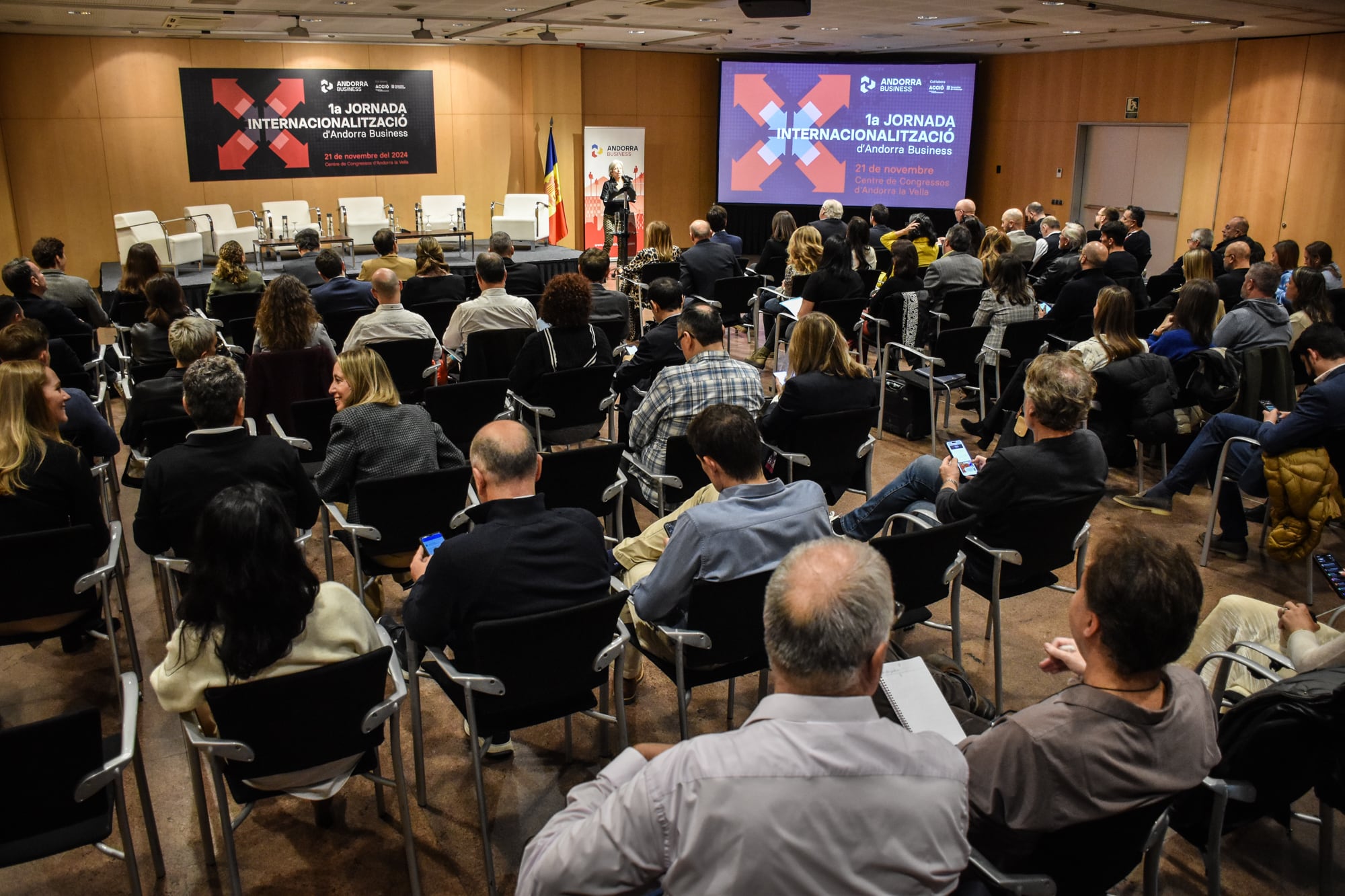 La primera Jornada Internacional d&#039;Andorra Business s&#039;ha celebrat al Centre de Congressos  d&#039;Andorra la Vella i ha tingut una assistència de més d&#039;un centenar de  persones.