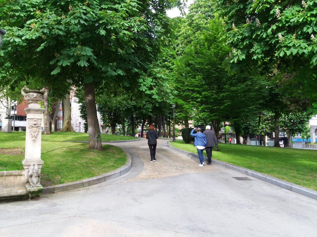 Vecinos de Oviedo paseando por el Campo de San Francisco