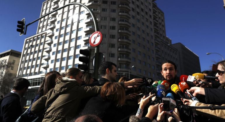 El secretario general de Podemos, Pablo Igleisas, durante las declaraciones a la salida de la reunión