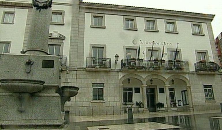 Fachada del Ayuntamiento de Colmenar en pleno invierto