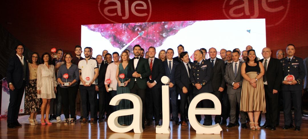 Imagen de los premiados, organizadores y autoridades