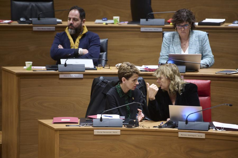 La presidenta de Navarra, María Chivite, y la consejera de Relaciones Ciudadanas, Ana Ollo, en el Parlamento de Navarra.