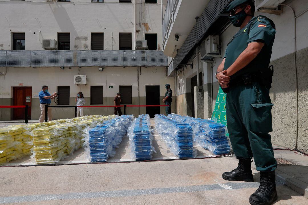  La Guardia Civil y la Policía Nacional informan de la operación conjunta que ha permitido la incautación de 3.800 kilos de cocaína en el puerto de Valencia y la detención de once personas relacionadas con este alijo